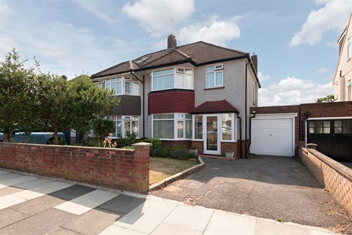 3 Bedroom Property To Rent In Summit Way, London, N14