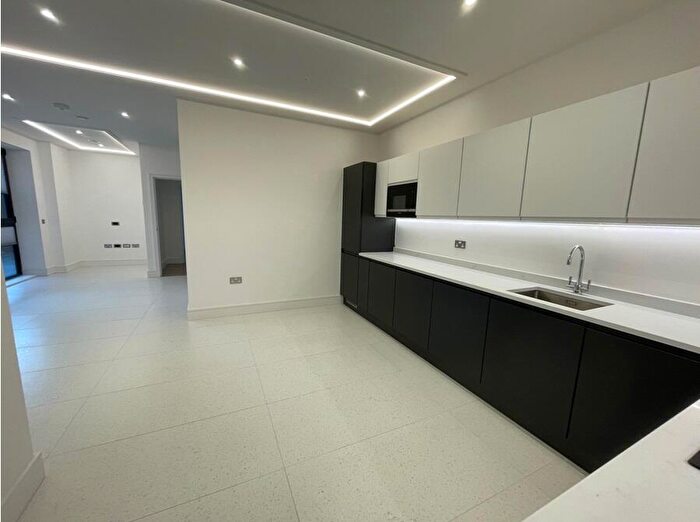 2 Bedroom Flat To Rent In Beacon House, Pickard Close, London, N14