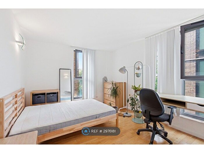3 Bedroom Flat To Rent In Shoreditch High Street, London, E1