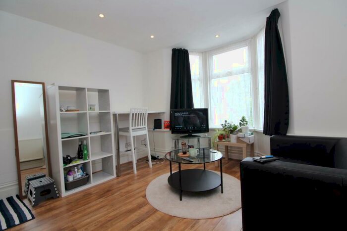 1 Bedroom House To Rent In Flat Marlborough Road, , Penylan, CF23