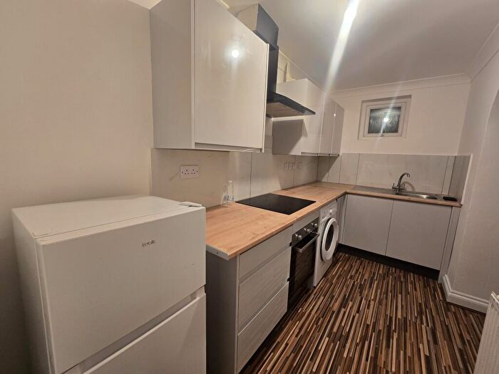 2 Bedroom Flat To Rent In Hill House, Park Hill, Carshalton, Sutton, SM5