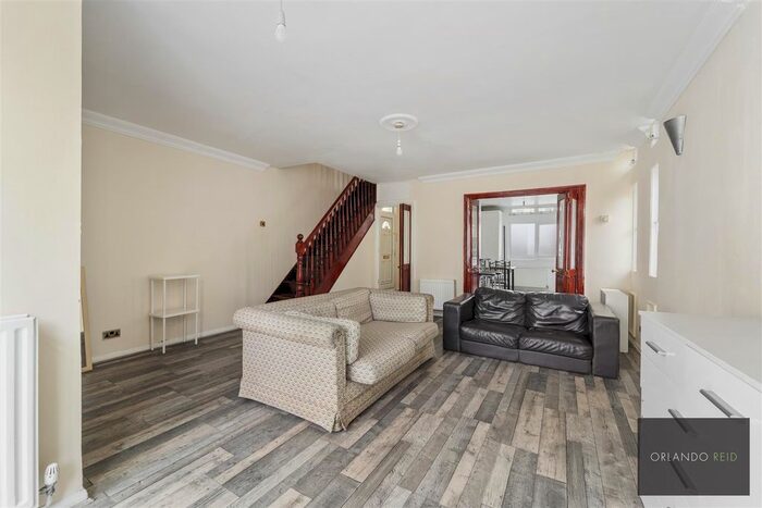 3 Bedroom Flat To Rent In Victoria Rise, London, SW4