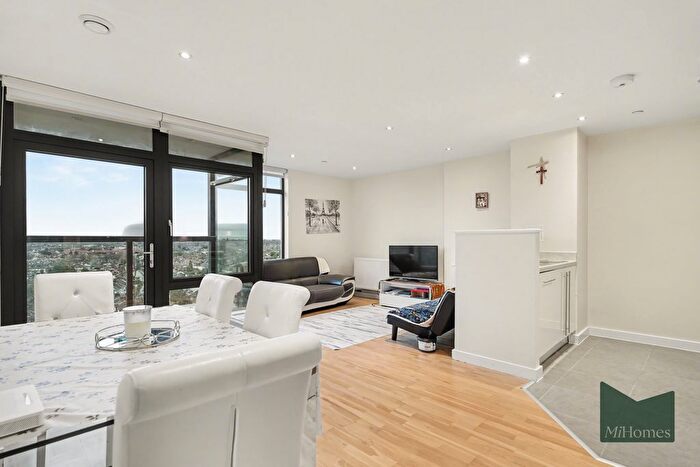 2 Bedroom Flat For Sale In Pinnacle House, EN1