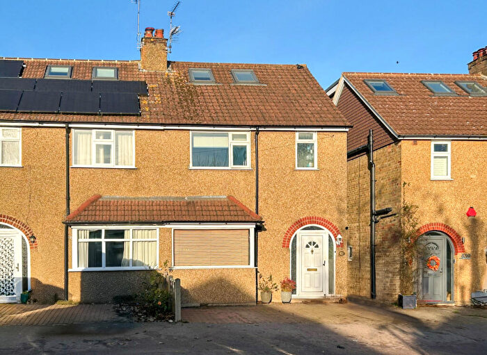 4 Bedroom Semi-Detached House For Sale In Hatfield Road, St. Albans, Hertfordshire, AL4