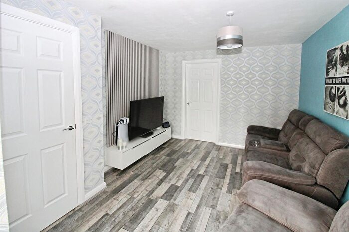 2 Bedroom End Of Terrace House For Sale In Twickenham Close, Hull, HU8