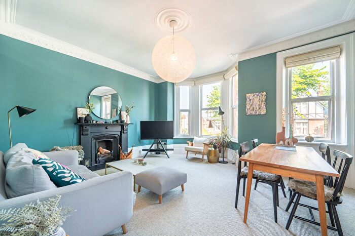3 Bedroom Flat For Sale In Dean Road, Willesden Green, London, NW2