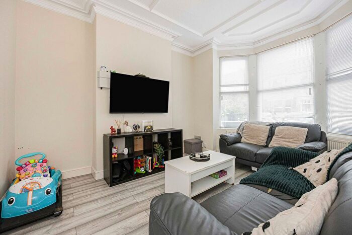 2 Bedroom Flat For Sale In Abbotts Park Road, Leyton, E10