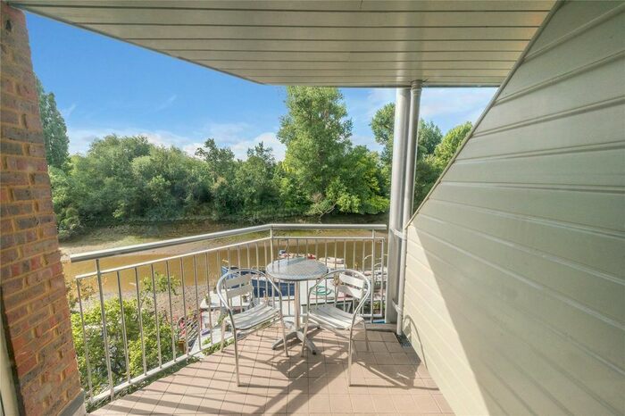 2 Bedroom Flat To Rent In Kew Bridge Road, Brentford, Middlesex, TW8