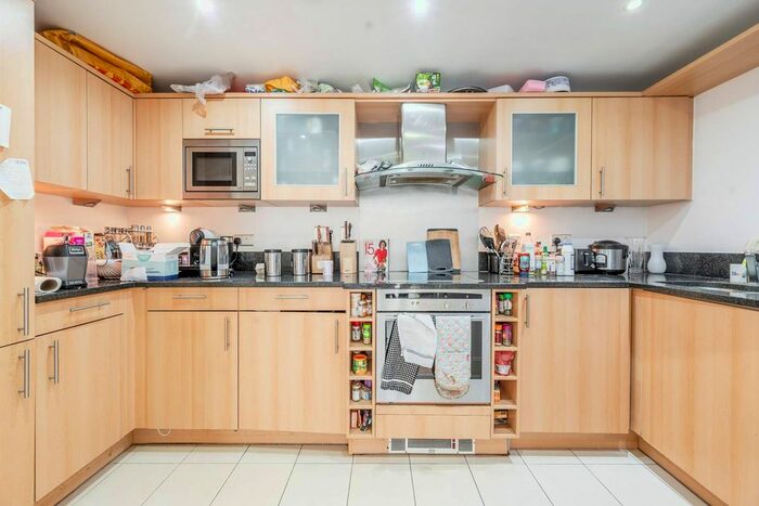 3 Bedroom Flat To Rent In Vauxhall Bridge Road, Westminster, London, SW1V
