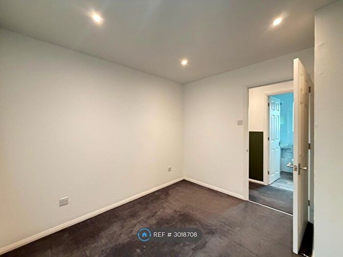 2 Bedroom Flat To Rent In Calcot, Reading, RG31