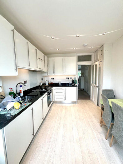 2 Bedroom Flat To Rent In Queens Avenue, N21