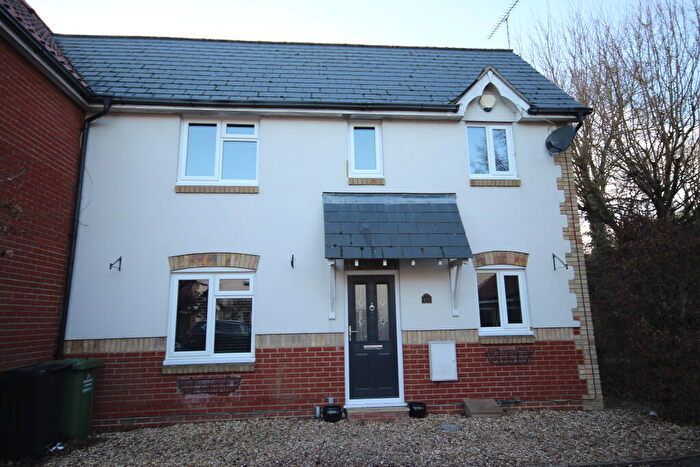 2 Bedroom End Of Terrace House To Rent In Bramble Tye, Noak Bridge, SS15