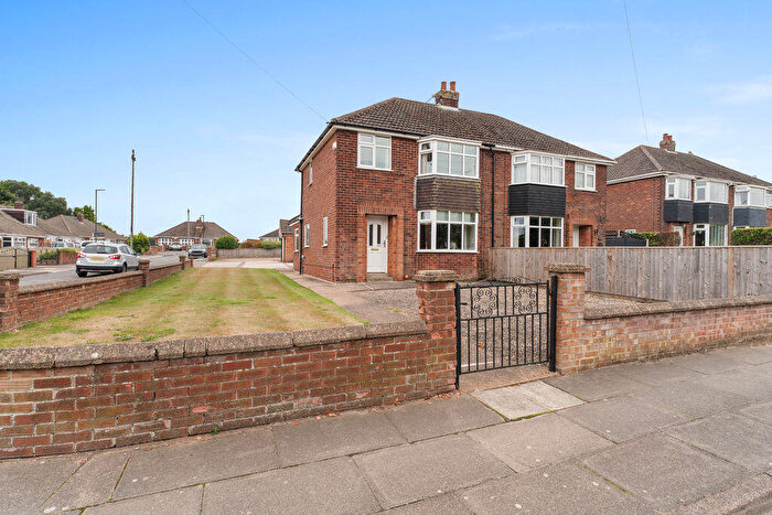 3 Bedroom Semi-Detached House For Sale In Laceby Road, Grimsby, DN34