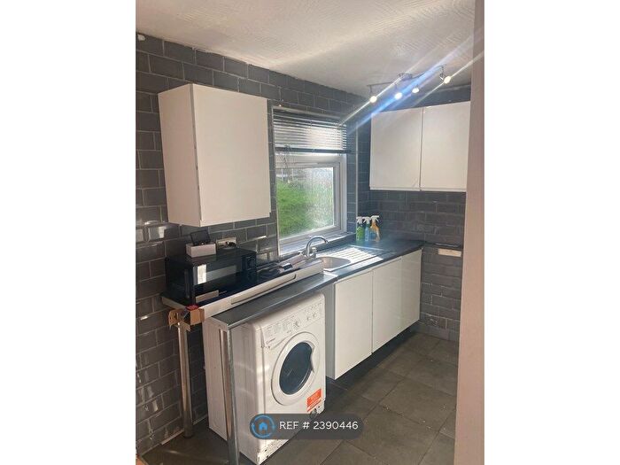 2 Bedroom Flat To Rent In Downs Road, Luton, LU1