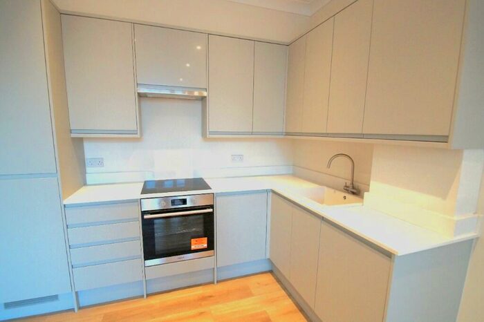 2 Bedroom Apartment To Rent In The Crescent, Bedford, Bedfordshire, To £ Pcm, MK40