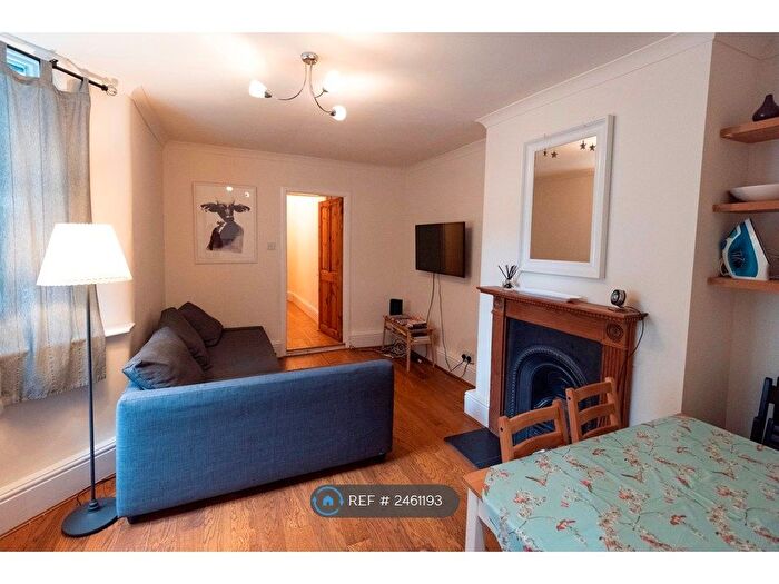2 Bedroom Flat To Rent In Brook Drive, London, SE11