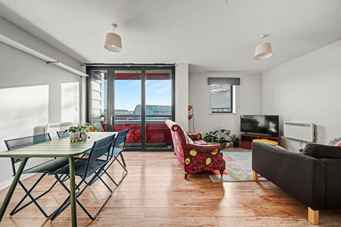 2 Bedroom Flat For Sale In Drayton Park, London, N5