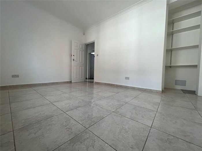 2 Bedroom Flat To Rent In Fairfax Mews, London, N8