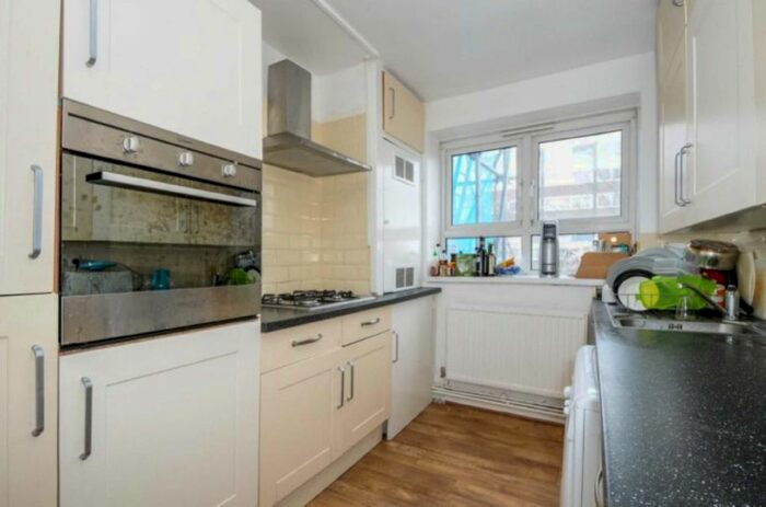 3 Bedroom Flat To Rent In Goldsmith Road, London, SE15