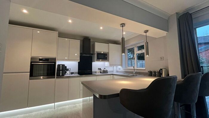 3 Bedroom Semi-Detached House To Rent In Rixon Close, Slough, SL3