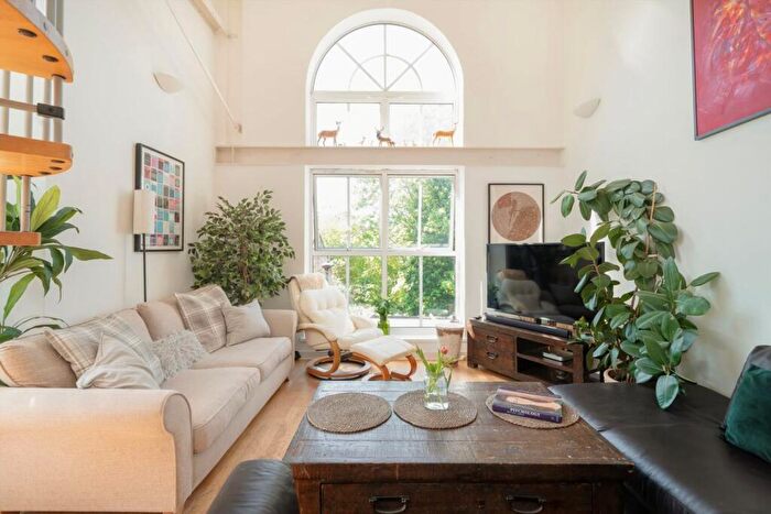 2 Bedroom Flat For Sale In Defoe Road, Stoke Newington, N16
