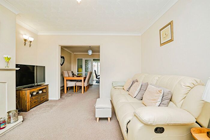 3 Bedroom Semi-Detached House For Sale In Glen Mavis Way, Barry, CF62