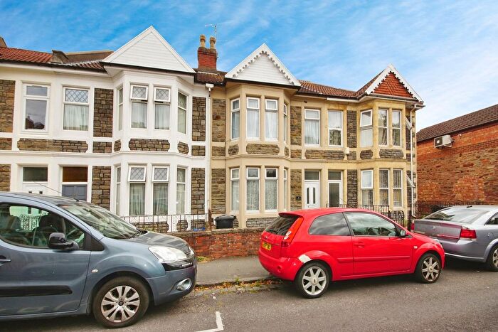 6 Bedroom Terraced House For Sale In Victoria Park, Bristol, BS16