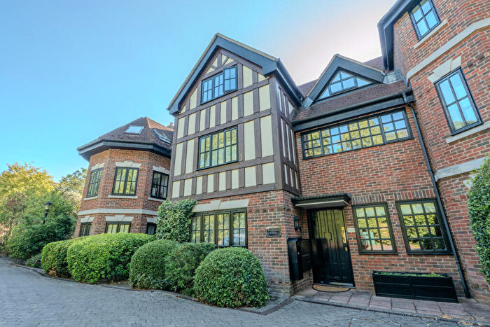 3 Bedroom Apartment For Sale In Kingsdale Court, Hadley Wood, EN4