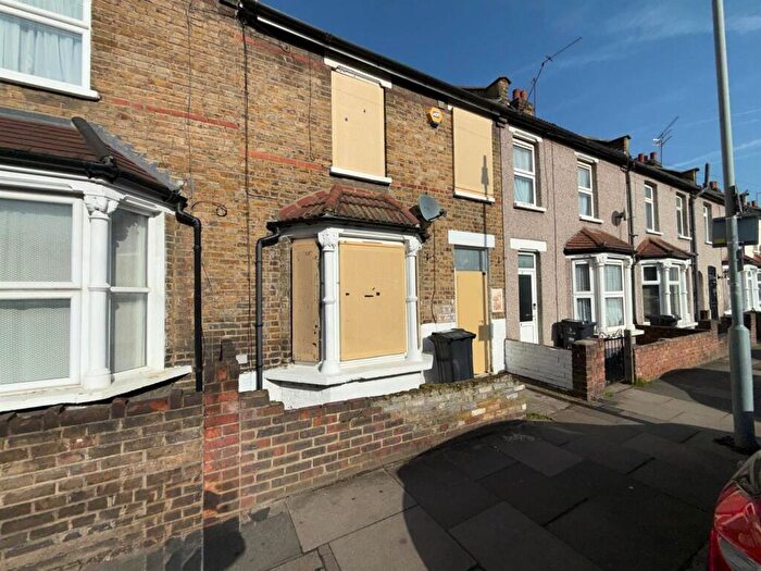 3 Bedroom House For Sale In Oaklands Park Avenue, Ilford, IG1