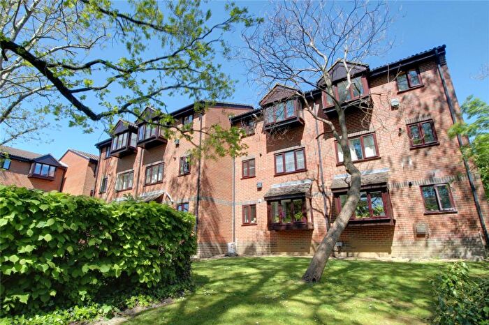 1 Bedroom Apartment For Sale In Gladbeck Way, Enfield, Middlesex, EN2