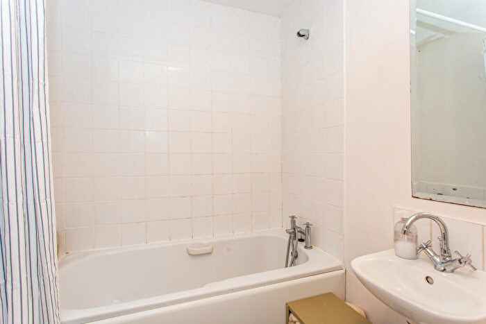 Studio For Sale In Fairfoot Road, Mile End, E3