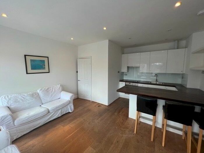 3 Bedroom Flat To Rent In Hazlebury Road, London, SW6