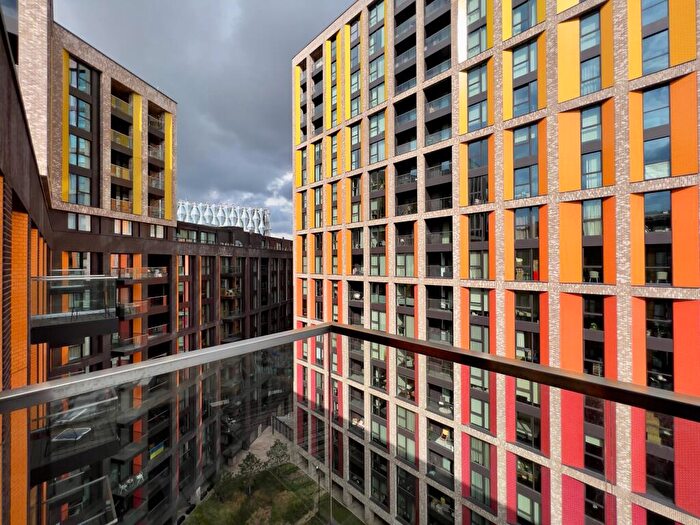 2 Bedroom Apartment To Rent In Thornes House, Charles Clowes Walk, London, SW11