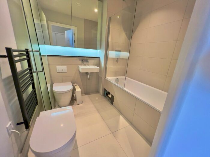 3 Bedroom Flat To Rent In The Stile, Aspin Lane, Manchester, M4