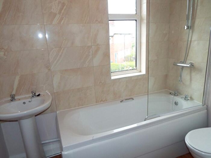 3 Bedroom Semi Detached House To Rent In Rothesay Avenue, Dukinfield, SK16