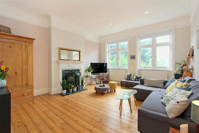 3 Bedroom Flat To Rent In West Hill, London, SW15