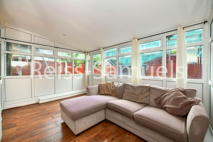4 Bedroom Maisonette To Rent In Statham House, Battersea, London, SW8