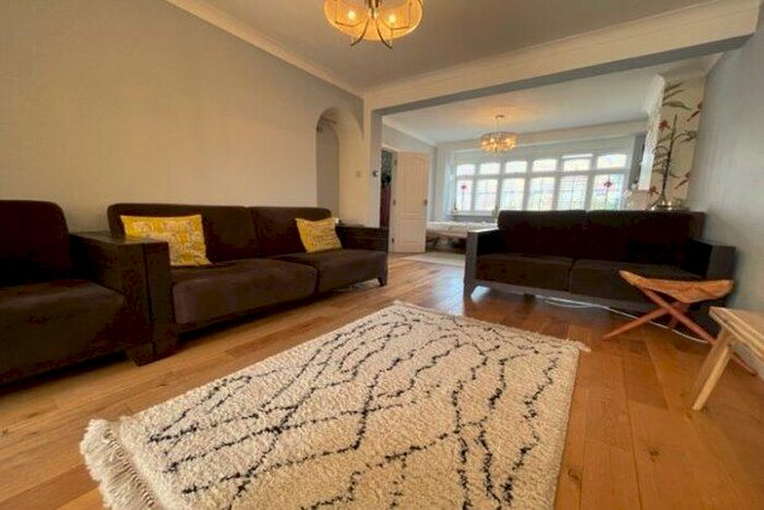 3 Bedroom Property To Rent In Turpins Lane, Woodford Green, IG8
