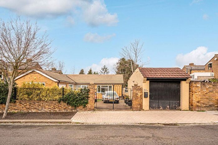 3 Bedroom Bungalow For Sale In Guildersfield Road, Streatham, London, SW16