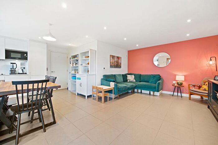 3 Bedroom Flat For Sale In Upper Clapton Road, Clapton, E5