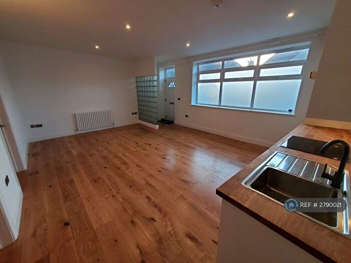 2 Bedroom Flat To Rent In Central Road, Morden, SM4