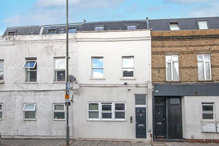 3 Bedroom Flat For Sale In Kingston Road, London, SW19