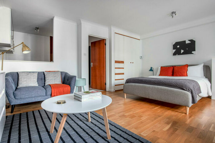 Apartment To Rent In Mansell Street, London, , Uk, E1