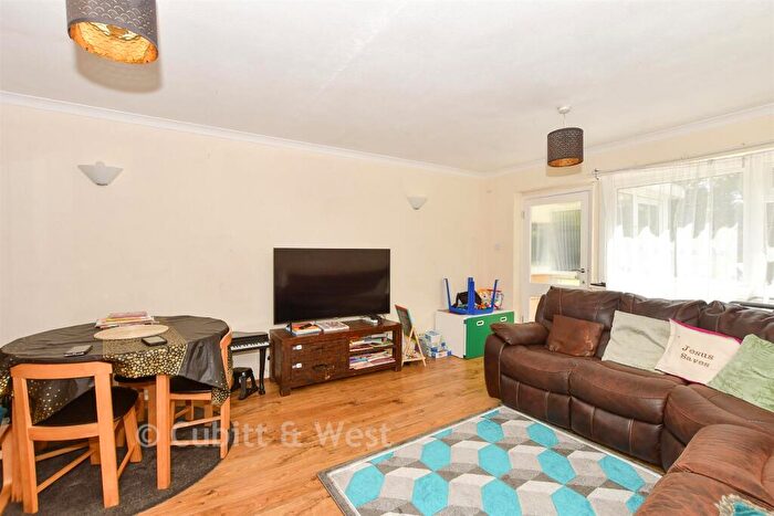 2 Bedroom Ground Maisonette For Sale In Doods Road, Reigate, Surrey, RH2