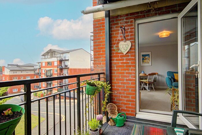 2 Bedroom Flat For Sale In Solomons Hill, Rickmansworth, WD3