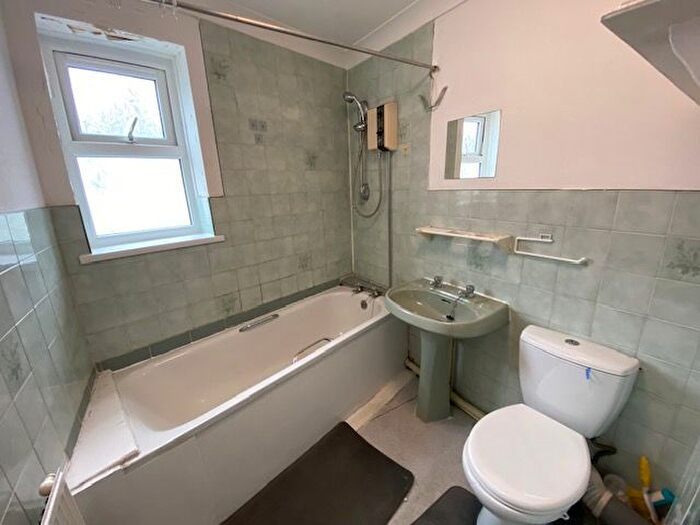 2 Bedroom Flat To Rent In Railway Street, Cardiff, CF24