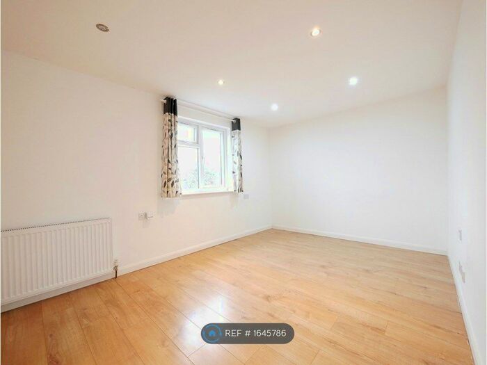 2 Bedroom Flat To Rent In Greenfield Gardens, London, NW2