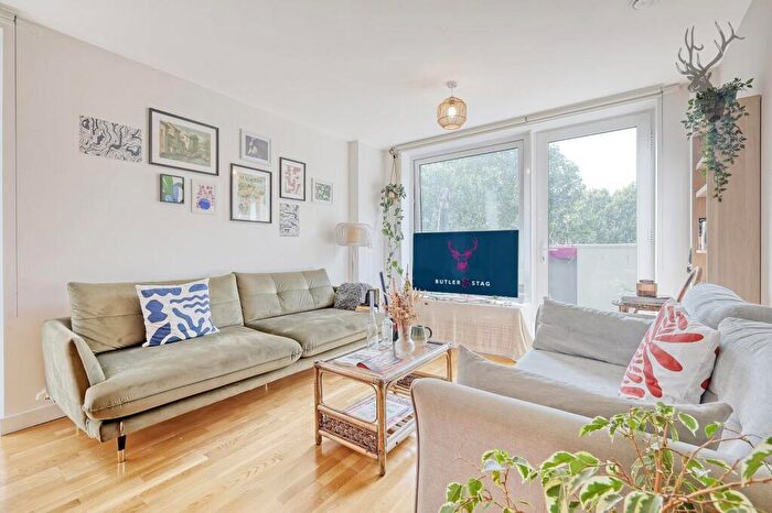 2 Bedroom Apartment To Rent In Trafalgar Gardens, Stepney Green, E1