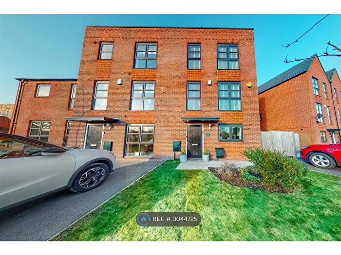 5 Bedroom Semi-Detached House To Rent In Lower Vickers Street, Manchester, M40