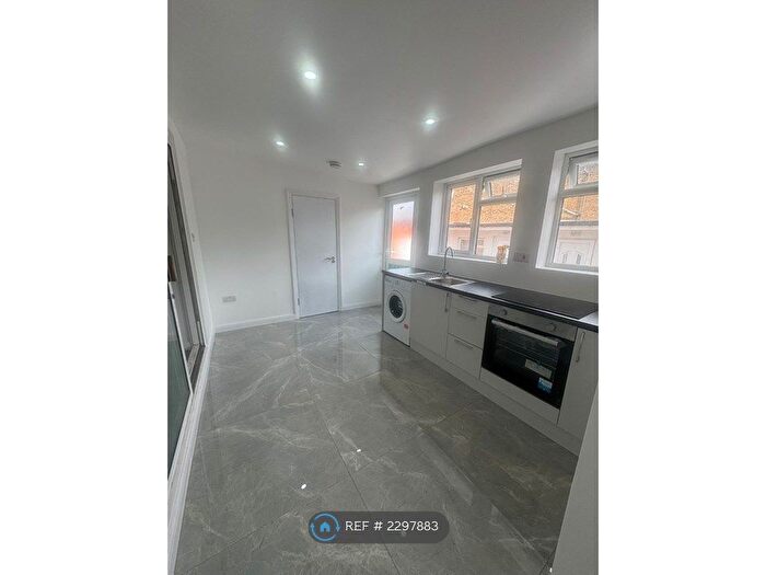 1 Bedroom Flat To Rent In Lampton Road, Hounslow, TW3